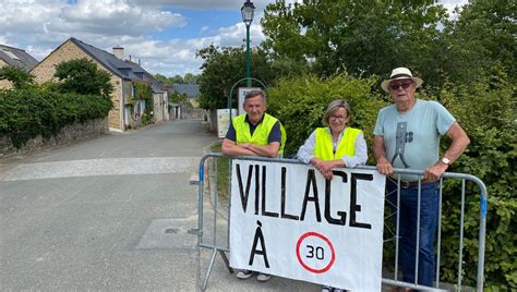 Des Habitants Se Mobilisent Pour Faire Ralentir Les Voitures Saint