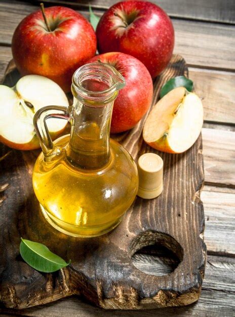 Vinagre De Sidra De Manzana Con Manzanas Rojas Frescas En Una Tabla