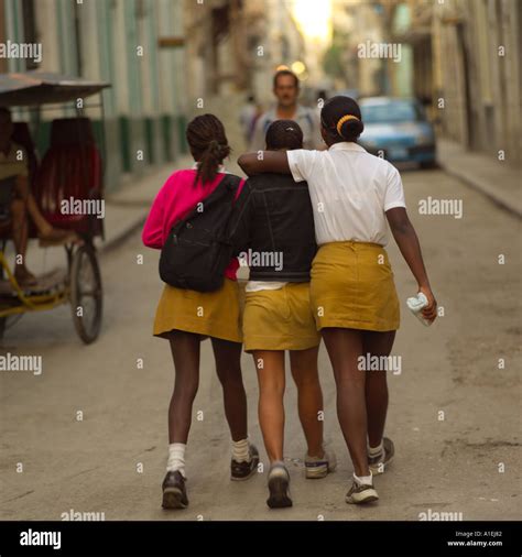 Vista Trasera De Tres Chicas Adolescentes Caminando Juntos La Habana Cuba Fotografía De Stock