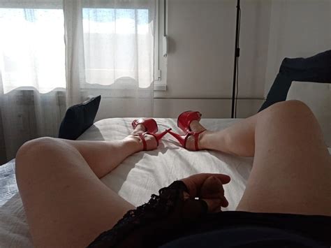 MILF Tranny Shows Off Her Slender Legs In Red Heels While Ma Pics