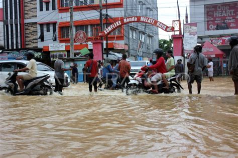 BANJIR DI KOTA SORONG ANTARA Foto