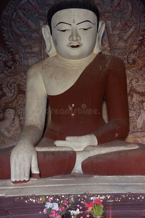 Estatua Blanca De Buddha Imagen De Archivo Imagen De Budismo