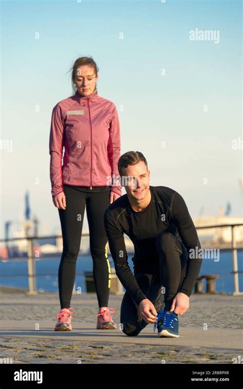 Pareja Joven En Trajes De Entrenamiento Que Se Preparan Para Una