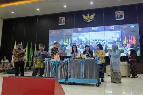 Wamenparekraf Angela Dapat Kejutan Kue Ulang Tahun Dari Mahasiswa