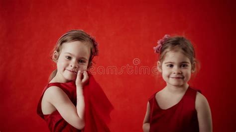 Niñas Hermanas Besándose Jugando Juntas En La Cama Con Jardín Almacen