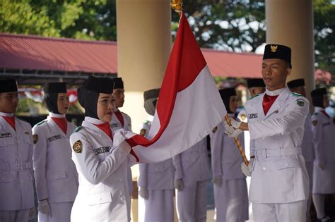 Pengukuhan Paskibraka Bolmong Dihiasi Rasa Haru Orang Tua Duta Demokrasi