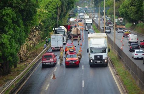 Caminhão tanque provoca vazamento de óleo diesel na BR 153