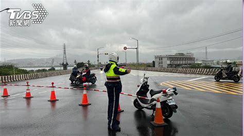 暗夜大雨！越堤道緊急封閉 警「赤腳泡水」站崗防誤闖│中央氣象局│雷雨│積水│tvbs新聞網