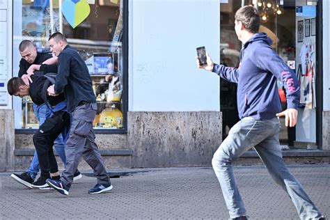 Molitelji opet na Trgu Prosvjednici leže na tlu novi incident s