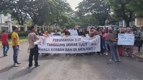 Warga Gelar Demo Di Perumahan Citra Garden Tuntut Tanggung Jawab Atas