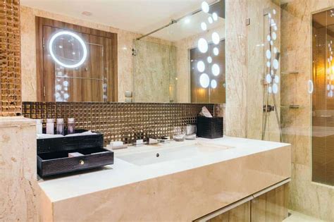 How to Decorate the Bathroom Walls with Mirrors