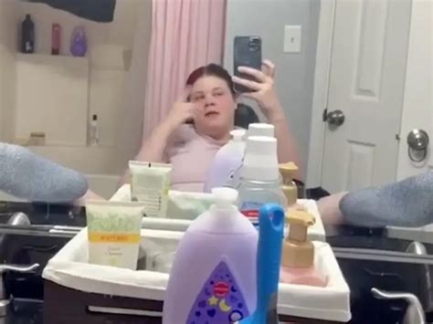 Al menos no fue Gorilla Glue mujer se depila con cera el área del bikini y se queda pegada