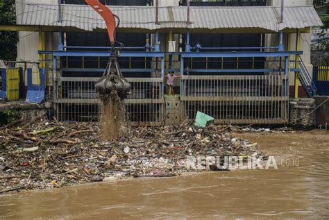 Ratusan Ton Sampah Diangkut Dari Pintu Air Manggarai Republika Online