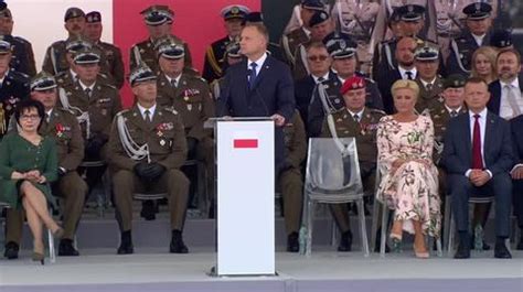 Andrzej Duda w trakcie obchodów Święta Wojska Polskiego o kryzysie na