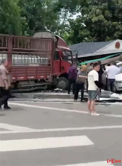 巴中一货车失控连撞三车 警方通报：5人受伤，货车司机已被控制腾讯新闻