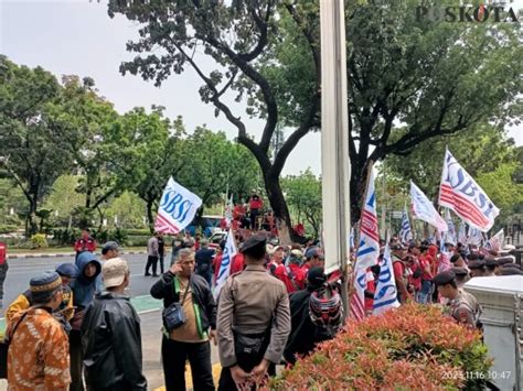 Tuntut Kenaikan Ump Massa Buruh Kepung Kantor Pj Gubernur Dki