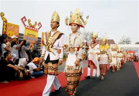 38 Pakaian Adat Indonesia Beserta Gambarnya Mana Favoritmu