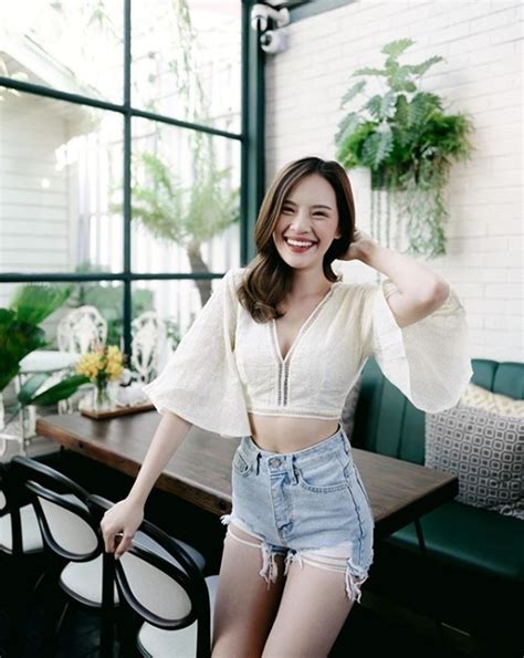 Mỹ nữ Thái Lan khoe đường cong với áo crop top