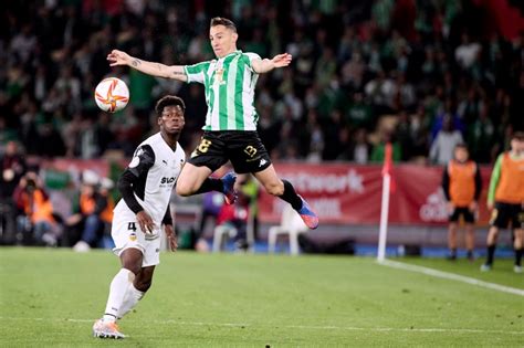 Guardado Y Lainez Campeones De La Copa Del Rey Con El Betis Tras