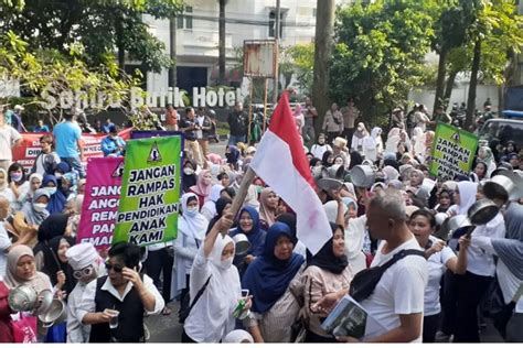 Emak Emak Di Bogor Bawa Panci Dan Pakai Seragam Sma Demo Kecurangan