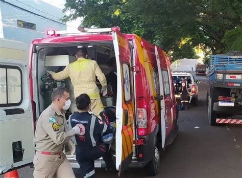 Ciclista fica gravemente ferido após bater contra caminhão estacionado