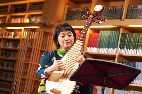 pipa player breathes  life  ancient dunhuang scores