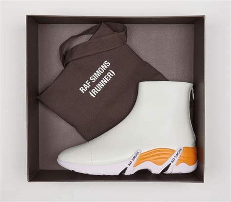 Primer Vistazo A La Propuesta Debut De Runner De Raf Simons Highxtar