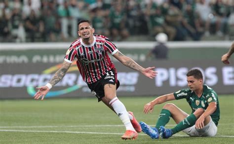 São Paulo ganha do Palmeiras e respira na luta contra o rebaixamento