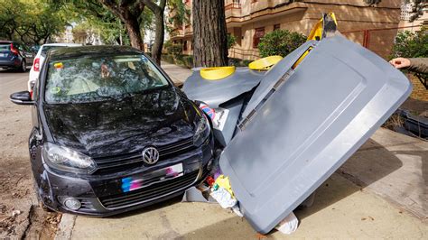 Un coche se empotra contra un contenedor tras cruzar marcha atrás la