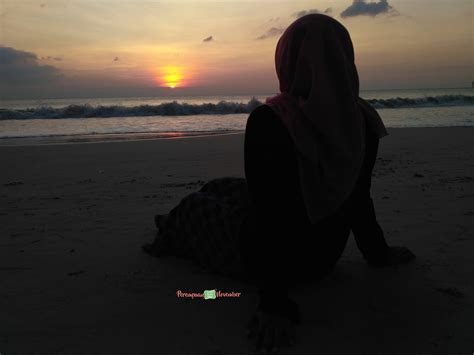 Duduk Di Pantai Melihat Ombak Nikmati Sunset Newstempo