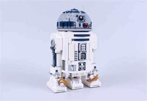 There are big differences between the LEGO Star Wars R2-D2 sets