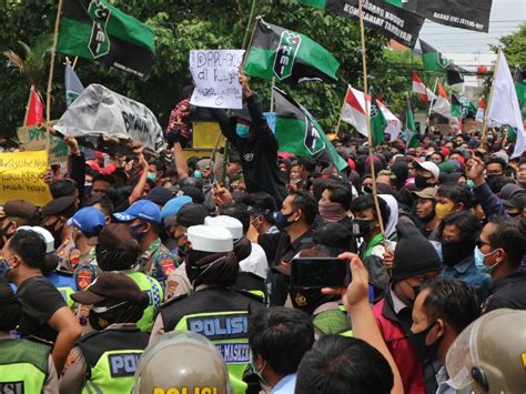 Demo Tolak Omnibus Law Di Kudus DPR Harus Dirukiah Tagar