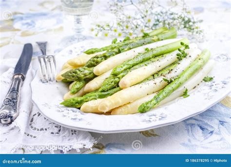 Gekookte Groene En Witte Asperges Aangeboden Op Een Beenporseleinen