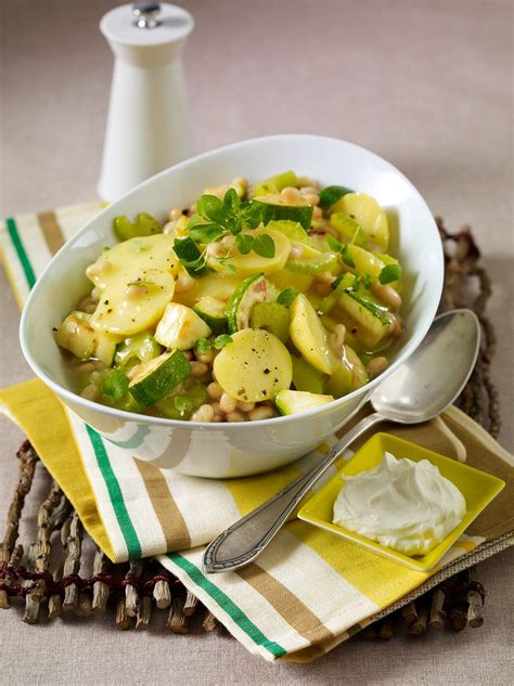 Kartoffelgulasch Mit Wei En Bohnen Zucchini Und Staudensellerie Rezept