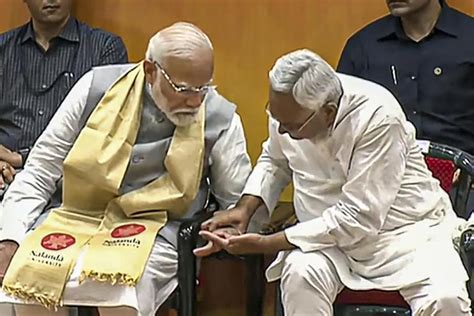 Nitish Kumar Bihar CM Nitish Kumar Tries To Touch PM Narendra Modis