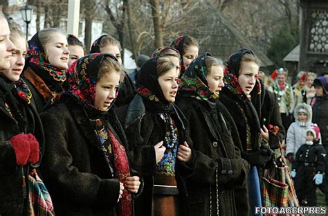 Obiceiuri şi superstiţii de Anul Nou la români Pluguşorul Mersul cu