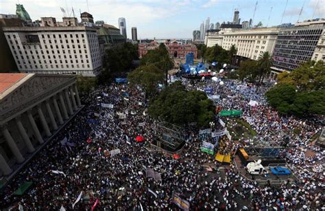 Multidão sai às ruas na Argentina para apoiar greve de professores