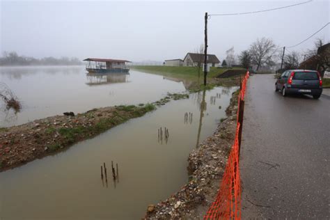 Ku E Kod Karlovca Se Brane Vre Ama I Ispumpavanjem Zbog Poplave