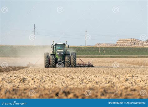 Un Tractor Moderno Con Un Arado De Arrastre Trabaja En El Campo Arar