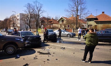 Foto Accident Ntre Autoturisme Ntr O Intersec Ie Din Centrul