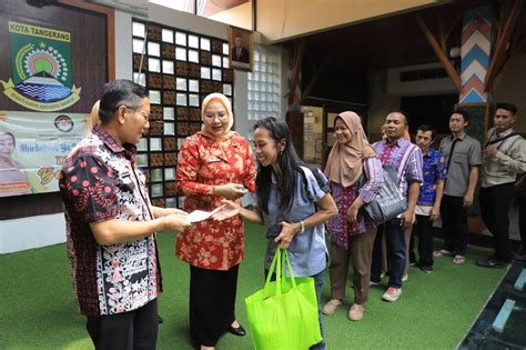 Dwp Kota Tangerang Bagikan Sembako Ke Petugas Kebersihan Kantor