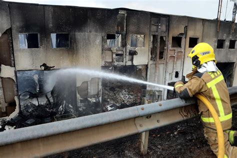 VÍDEO Els bombers donen per controlat l incendi al polígon de