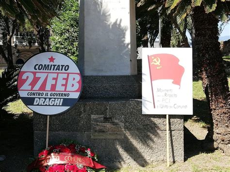 Reggio Calabria Aprile Deposto Un Mazzo Di Fiori Attorno Alla