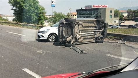 Scontro Fra Tre Auto Sulla Pontina Code E Traffico Paralizzato All