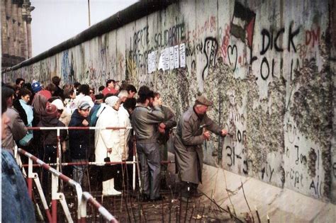 Aksamitna rewolucja 1989 roku Jak Polska pociągnęła za sobą kraje