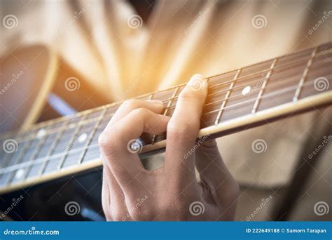 Musique Jouant Concept Guitare Mains Jeunes Gens Que Le Guitariste