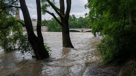 Hochwasser bei München Feuerwehr Sondereinsatz mit Einkaufswagen