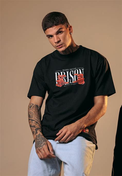 Camiseta New Era Hands Prison Preta Oversized Prison® Oficial