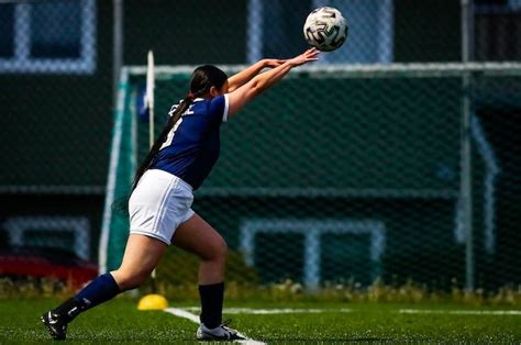 dimaksud throw   sepak bola adjar