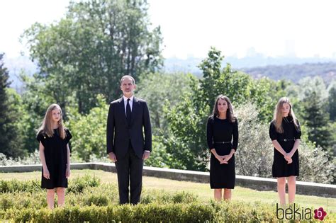 Los Reyes Felipe Y Letizia La Princesa Leonor Y La Infanta Sof A En El